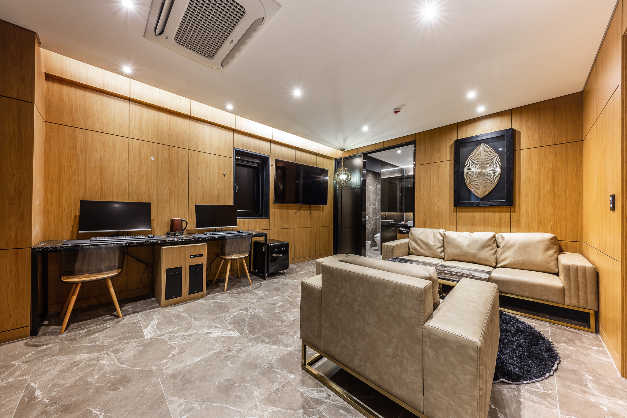 room detail thumbnail 2