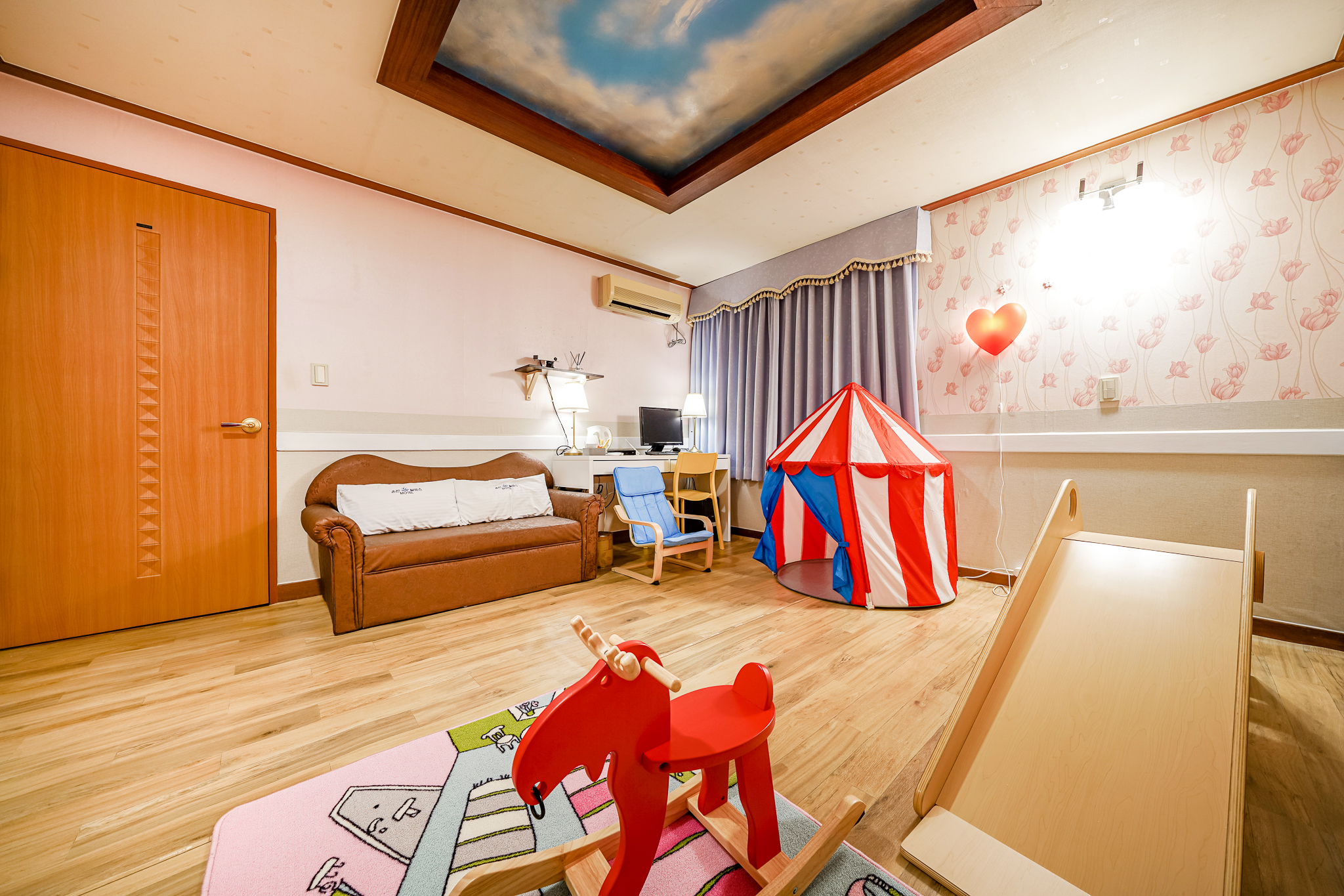 room detail thumbnail 1