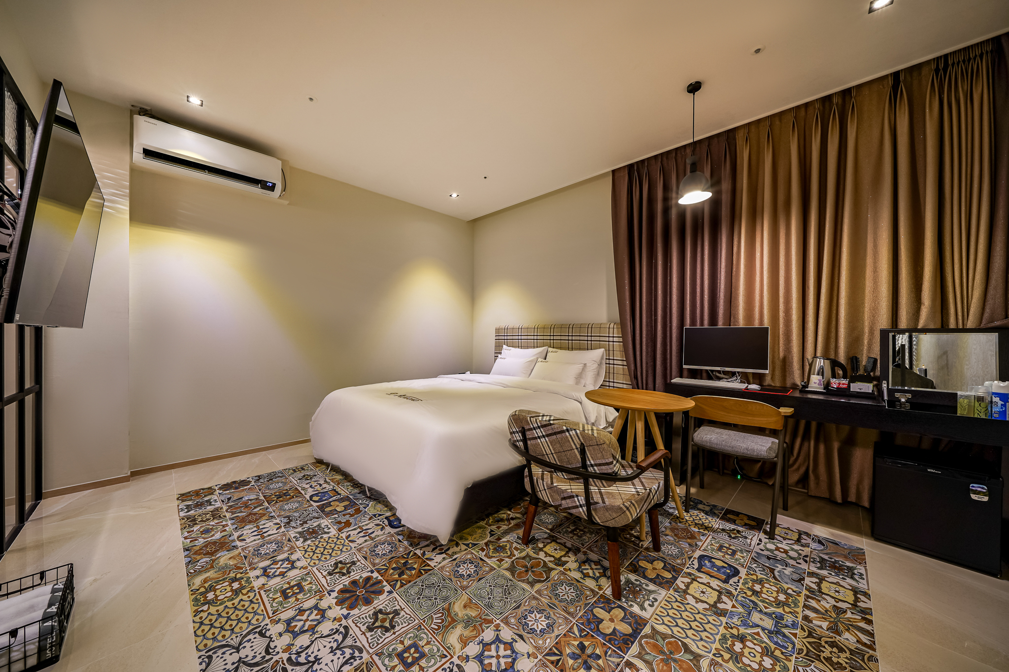 room detail thumbnail 1