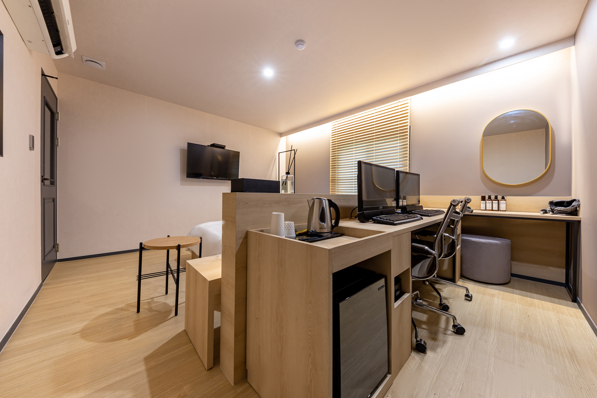 room detail thumbnail 2