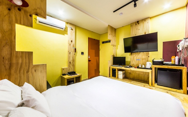 room detail thumbnail 2