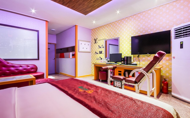 room detail thumbnail 2