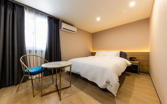 room detail thumbnail 2