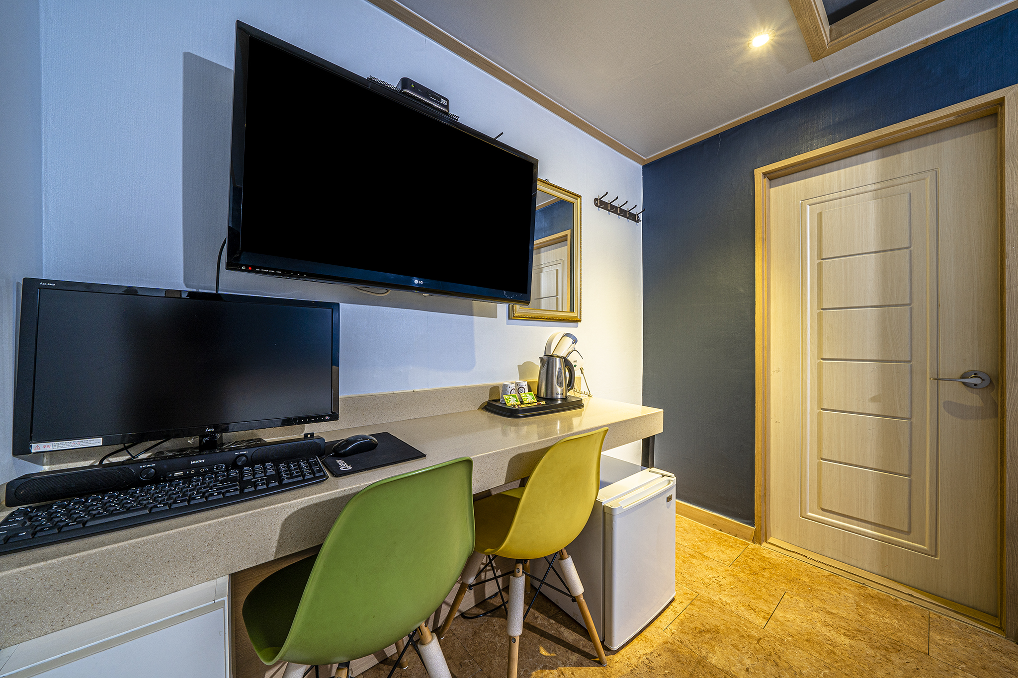 room detail thumbnail 2