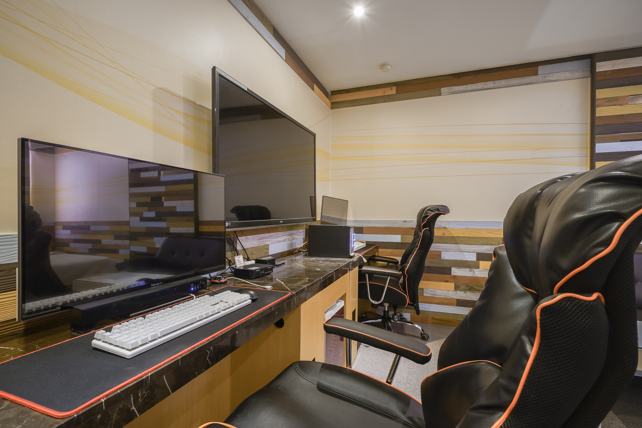 room detail thumbnail 2