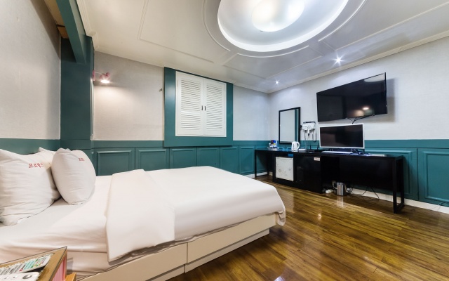 room detail thumbnail 1