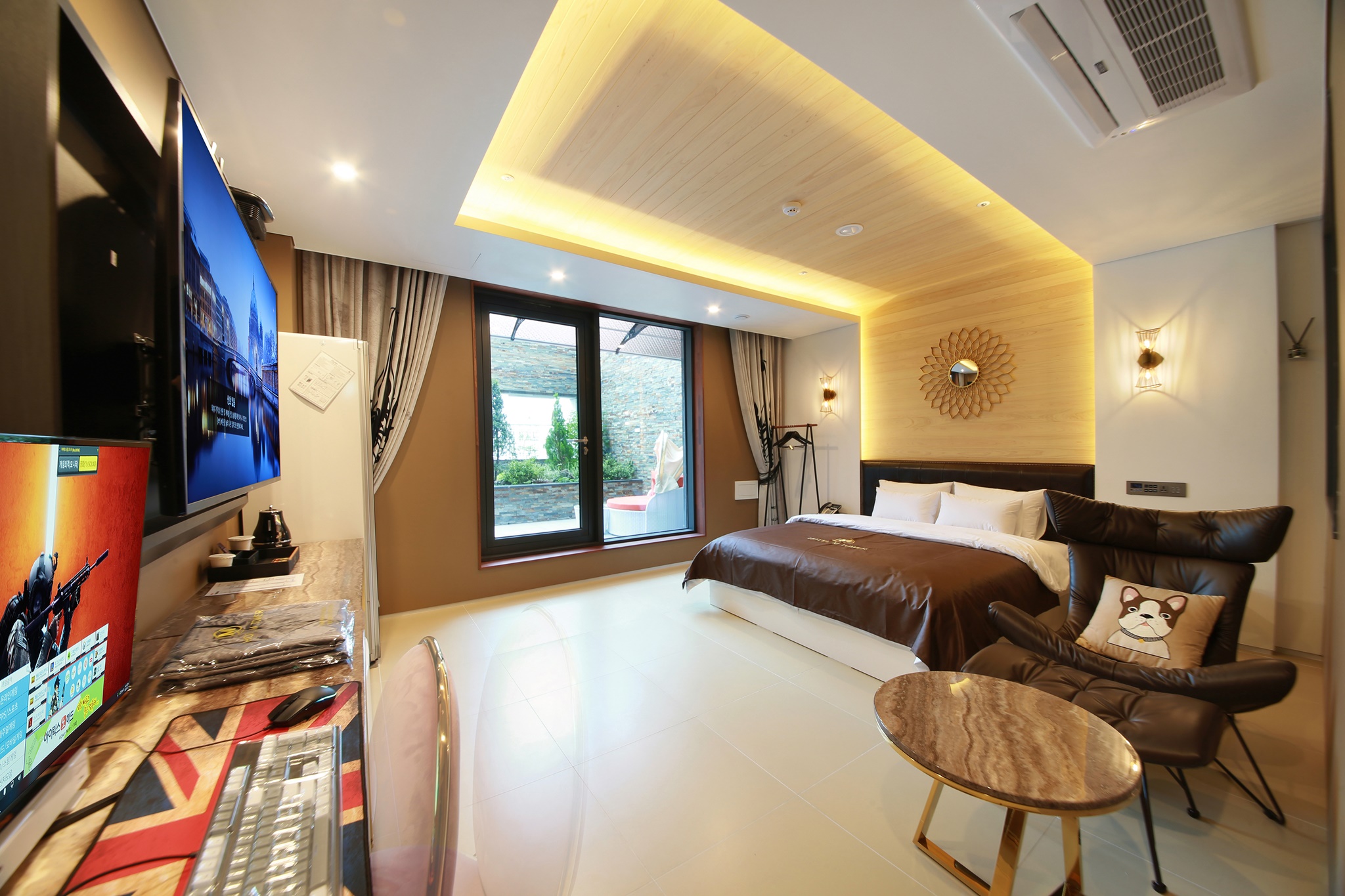 room detail thumbnail 2