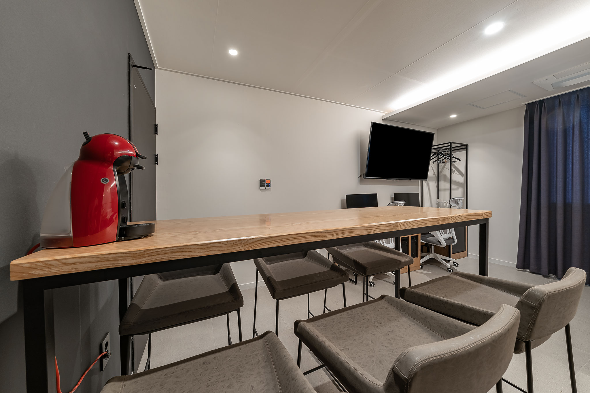 room detail thumbnail 2