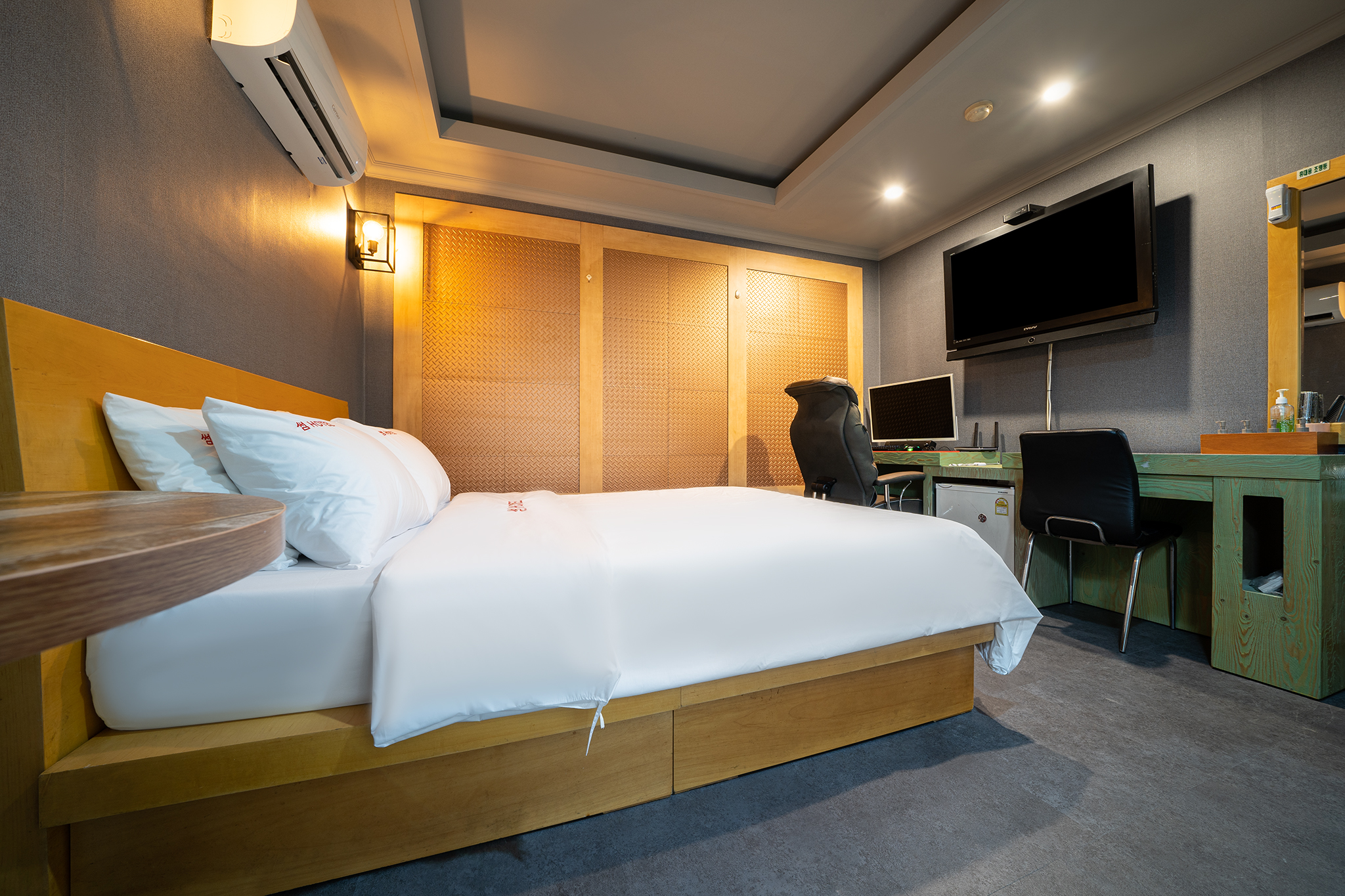 room detail thumbnail 2