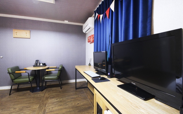 room detail thumbnail 1