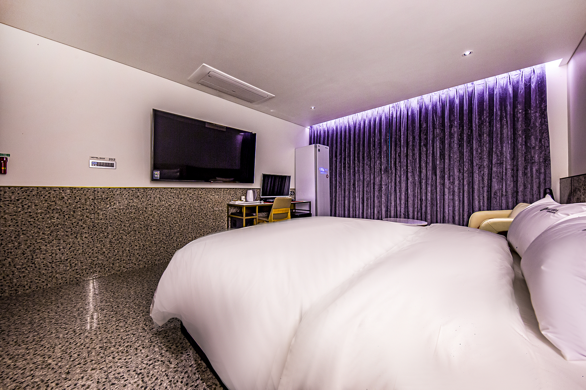 room detail thumbnail 1