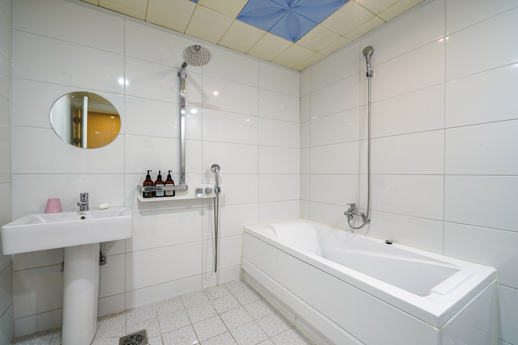 room detail thumbnail 2