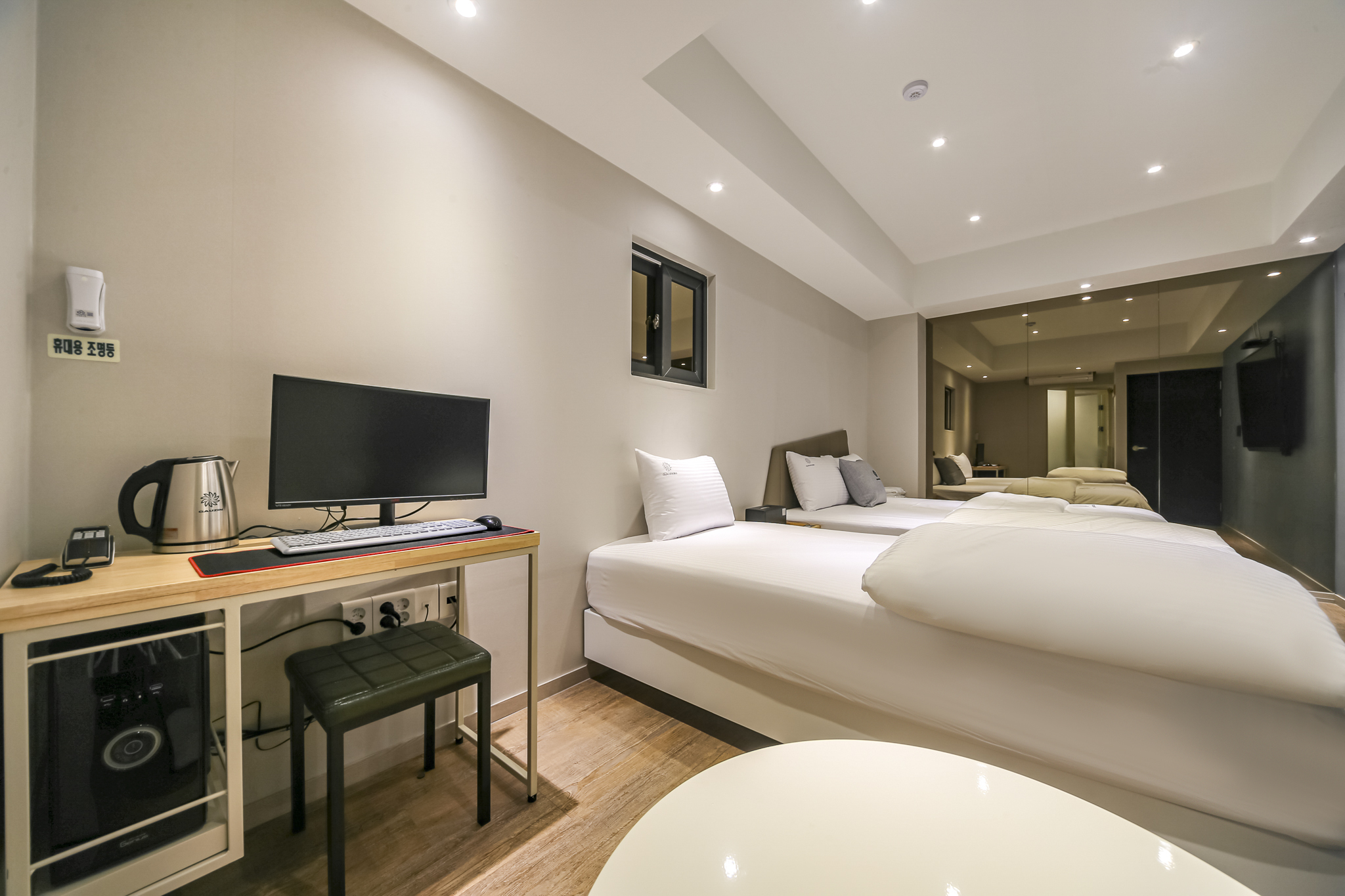 room detail thumbnail 2