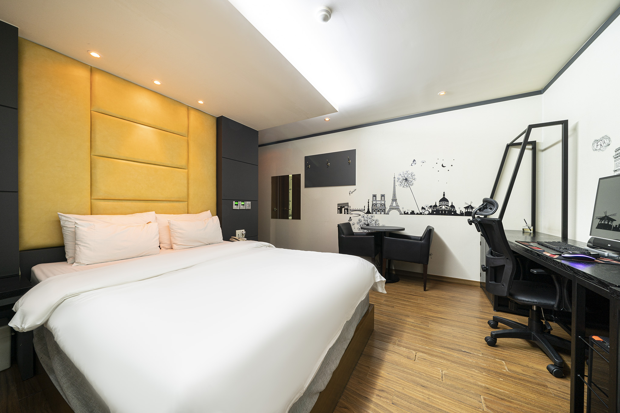 room detail thumbnail 1