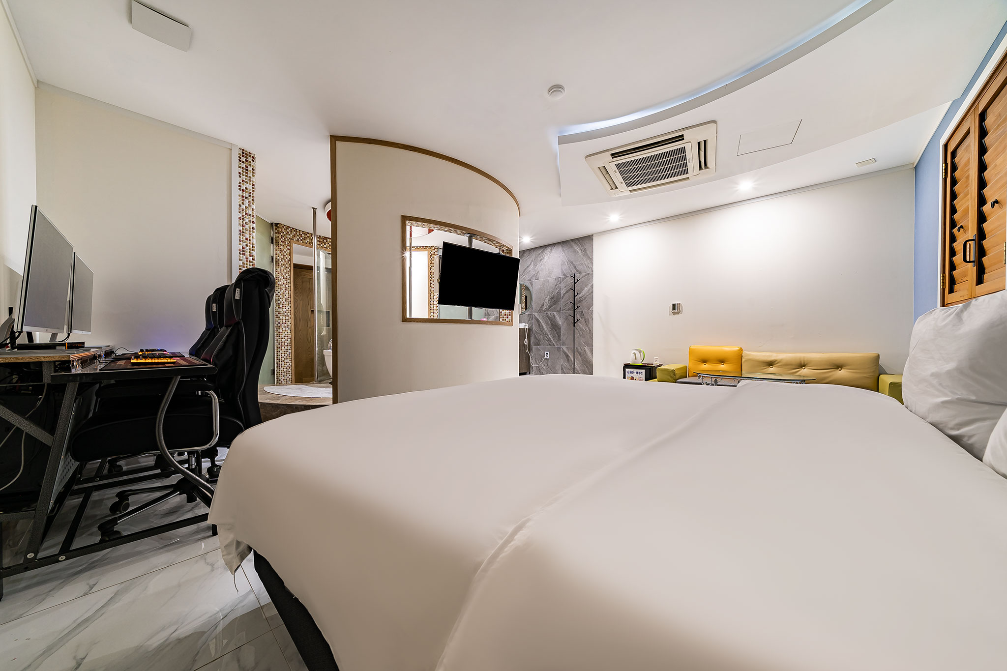 room detail thumbnail 2
