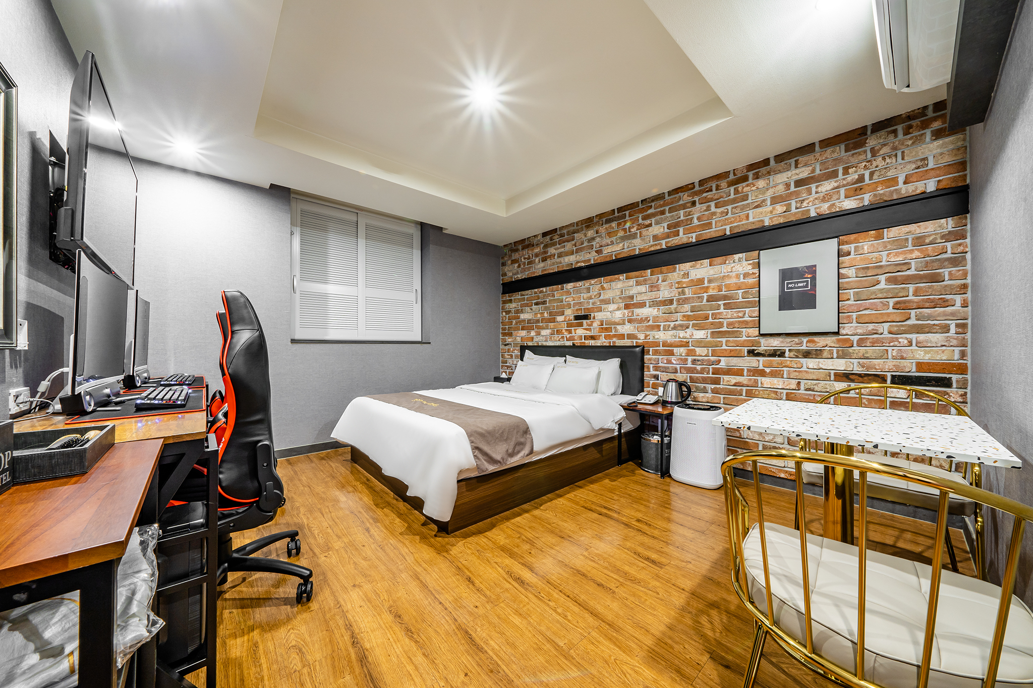 room detail thumbnail 1