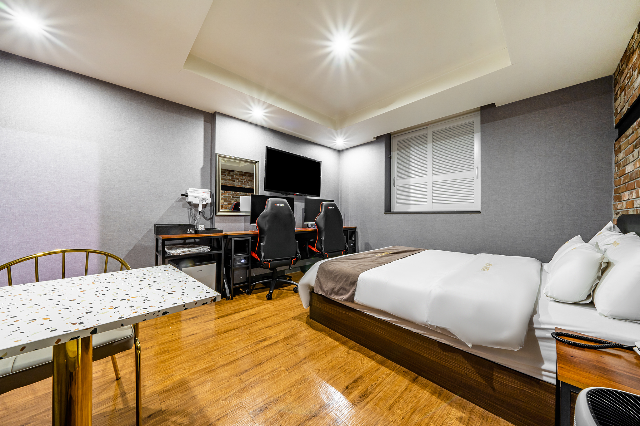 room detail thumbnail 2