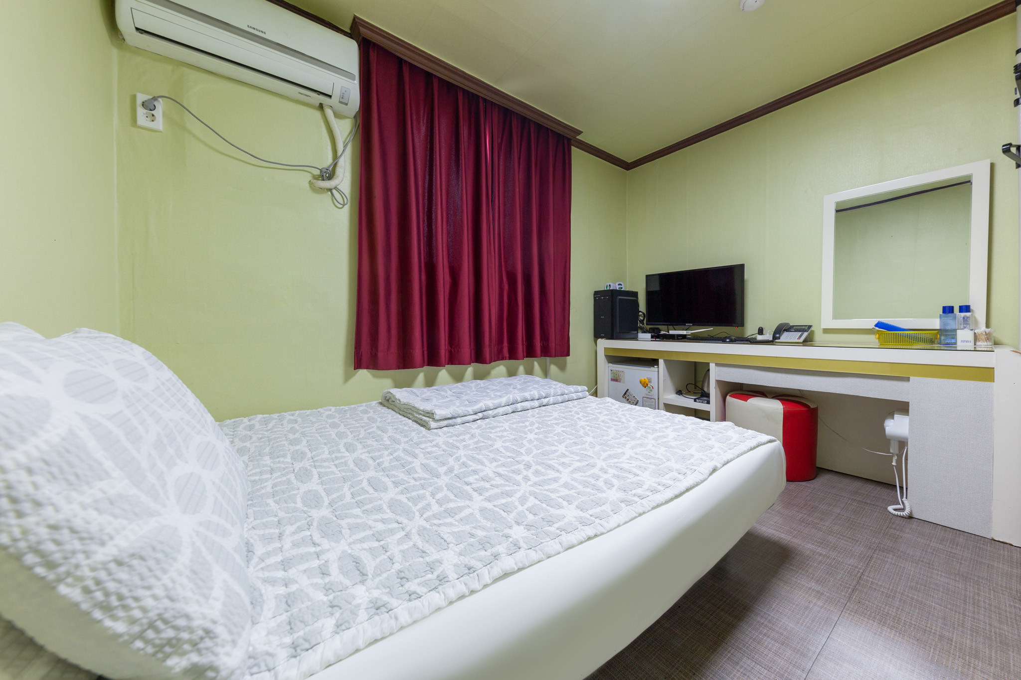 room detail thumbnail 1