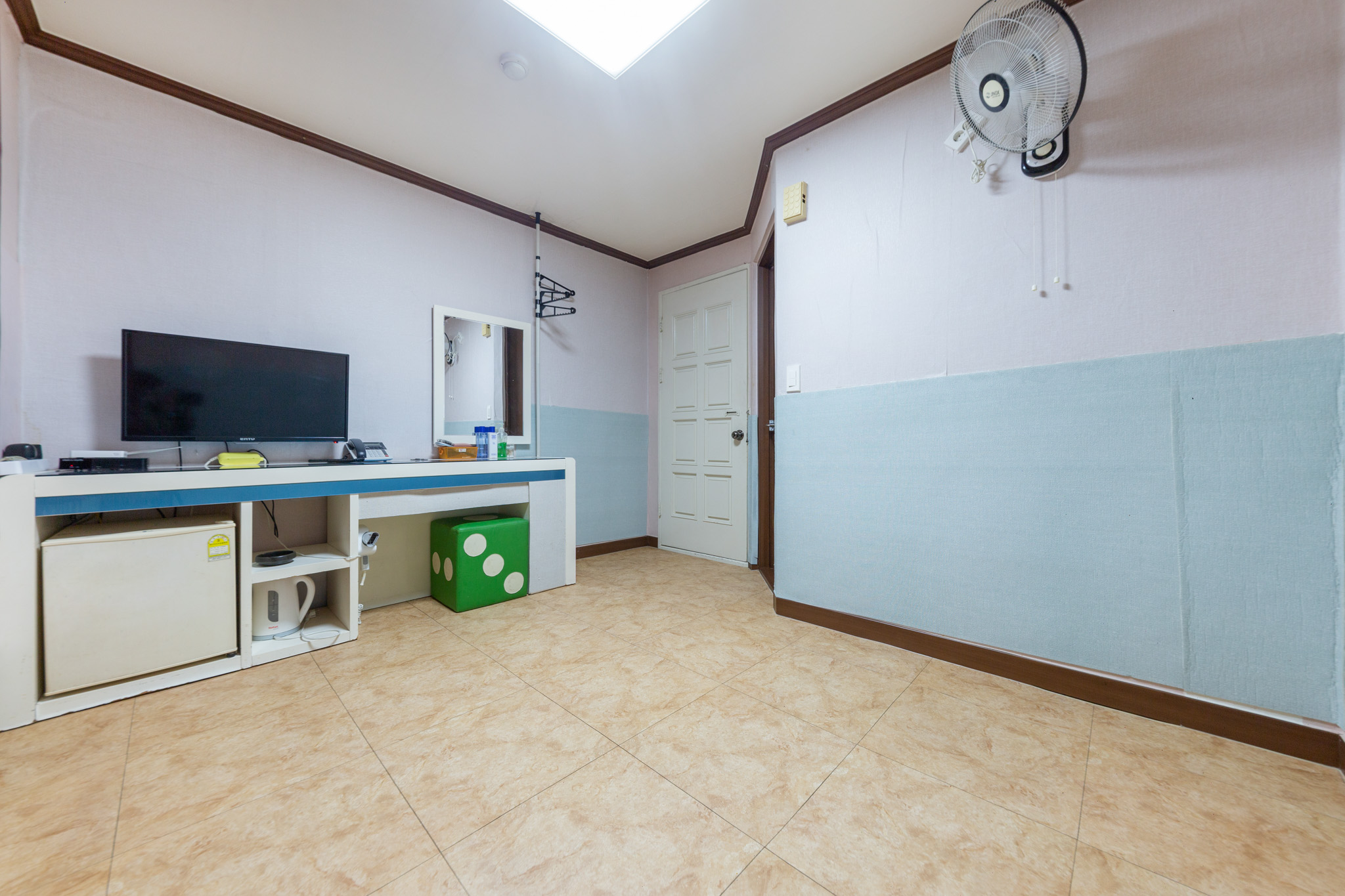 room detail thumbnail 2