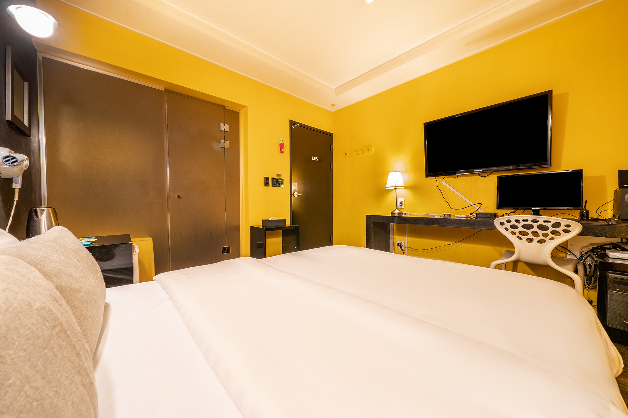 room detail thumbnail 2