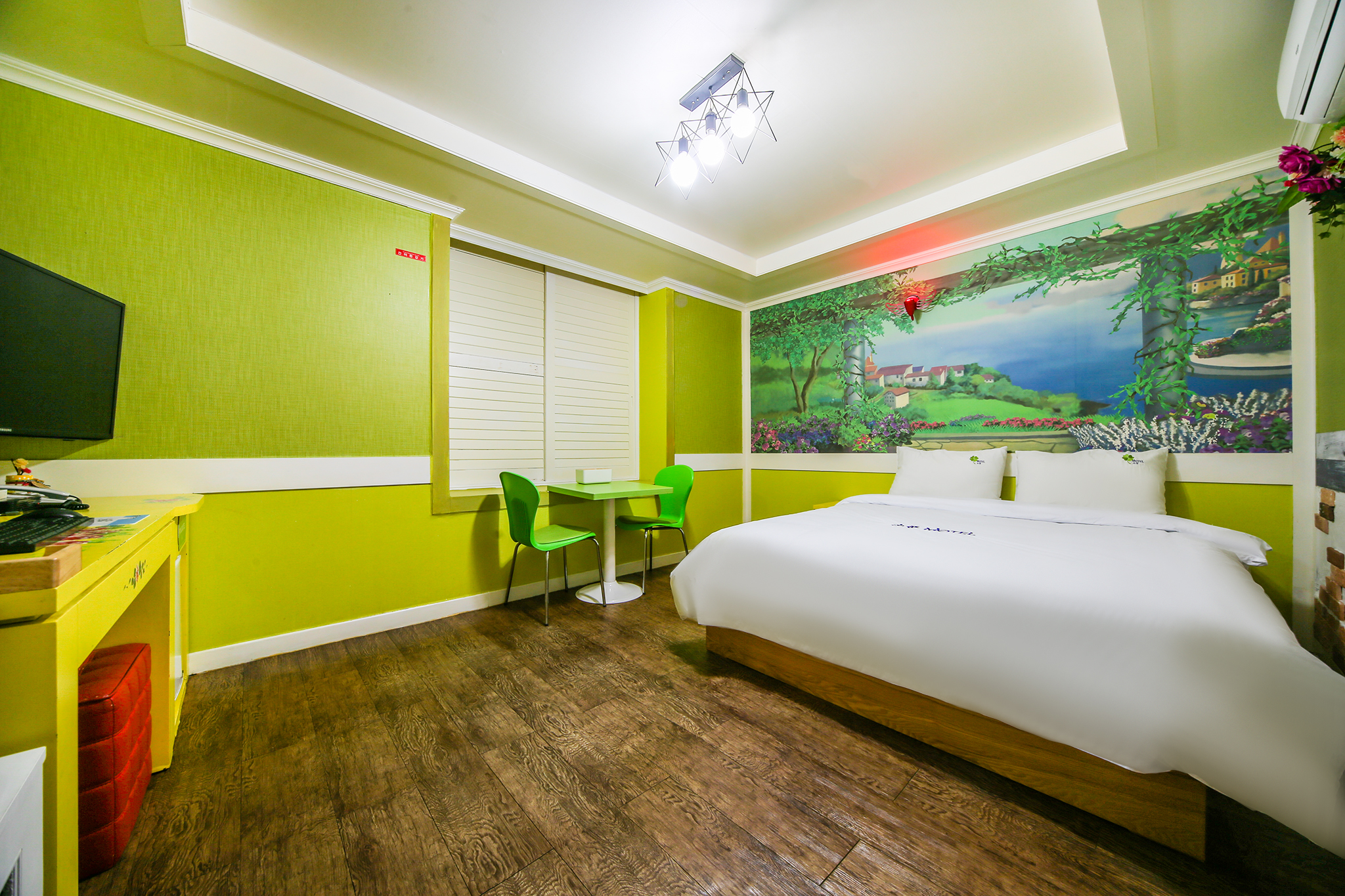 room detail thumbnail 1