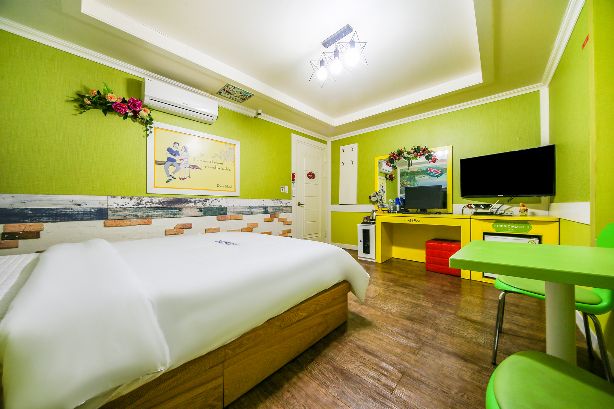 room detail thumbnail 2