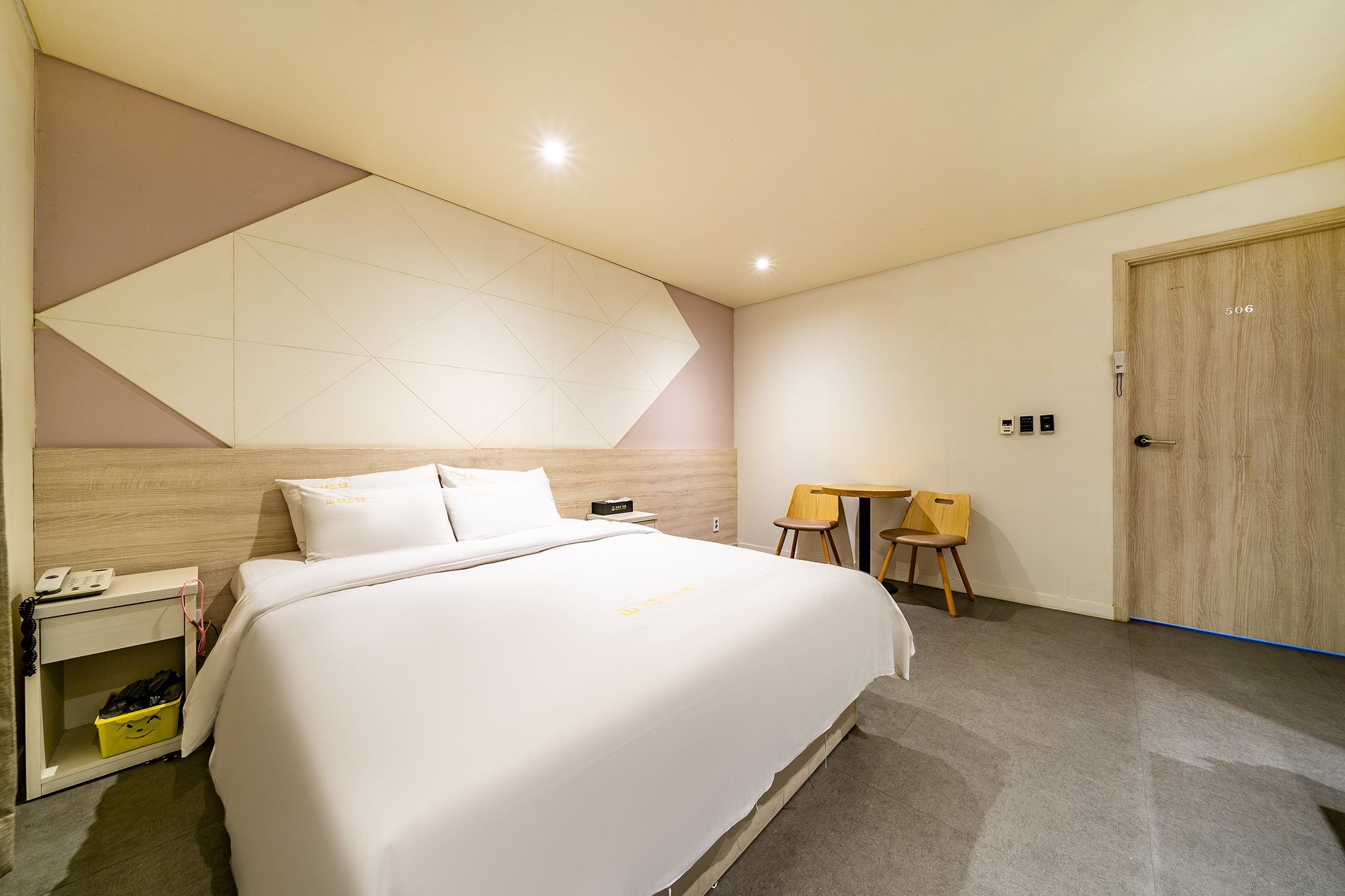 room detail thumbnail 2