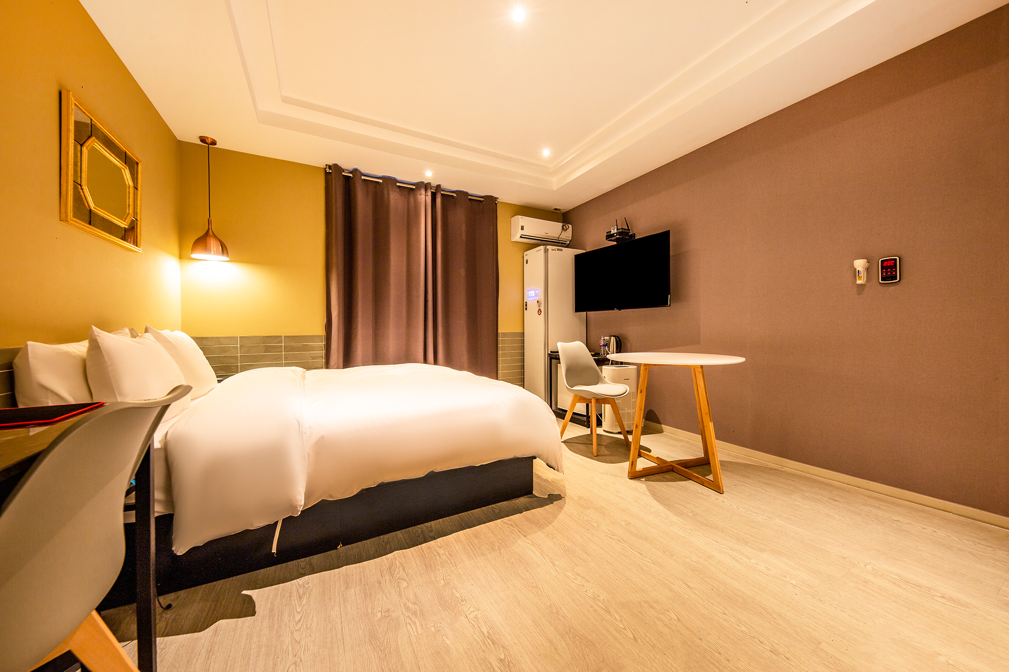 room detail thumbnail 2