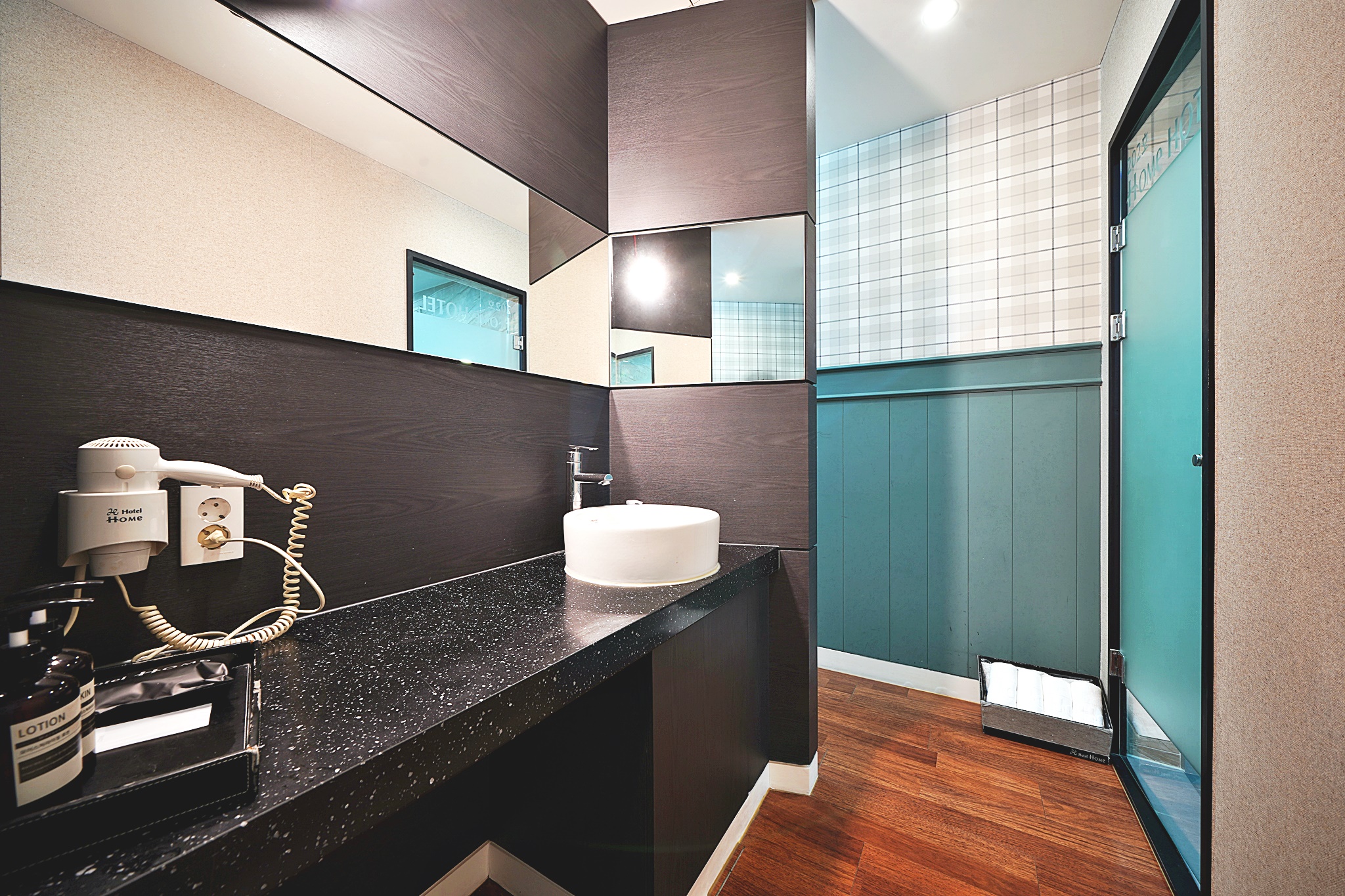 room detail thumbnail 2