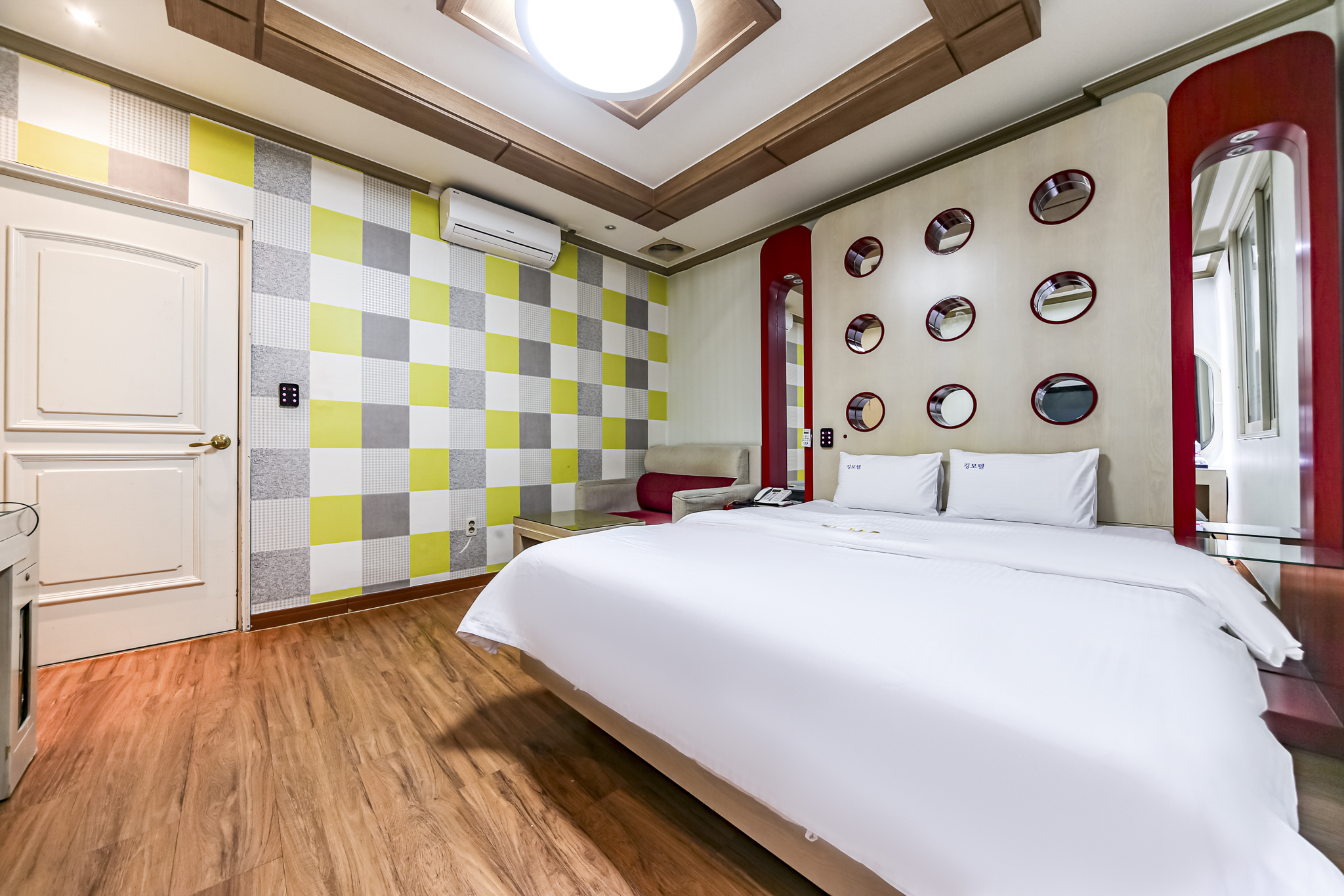 room detail thumbnail 1