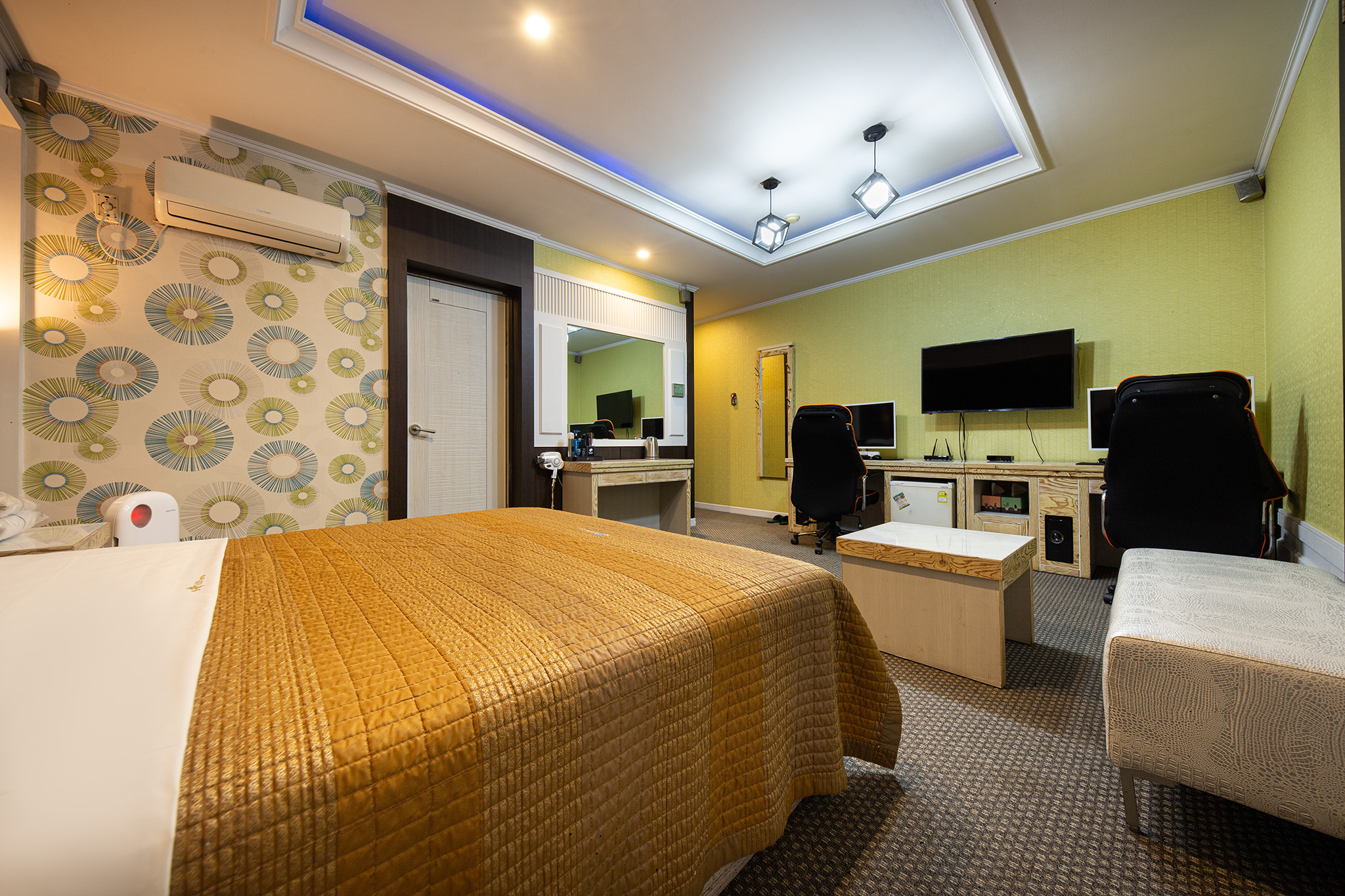 room detail thumbnail 2