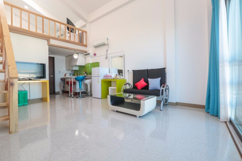 room detail thumbnail 2