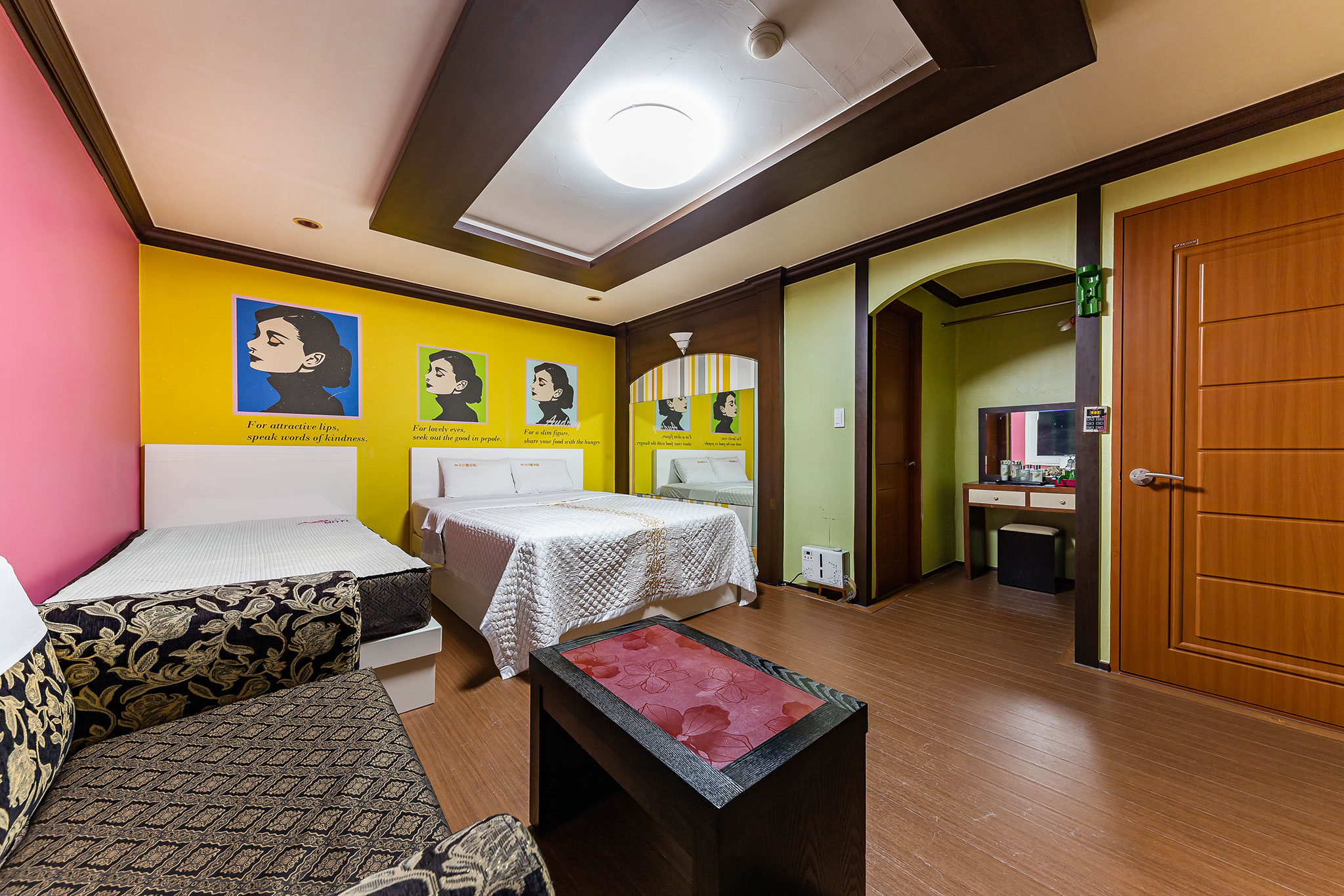 room detail thumbnail 1