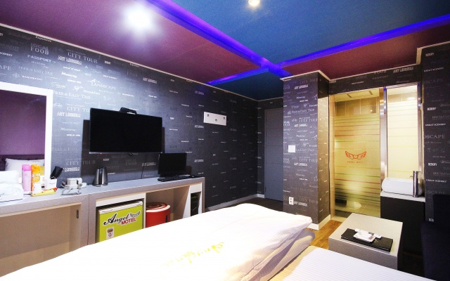 room detail thumbnail 2