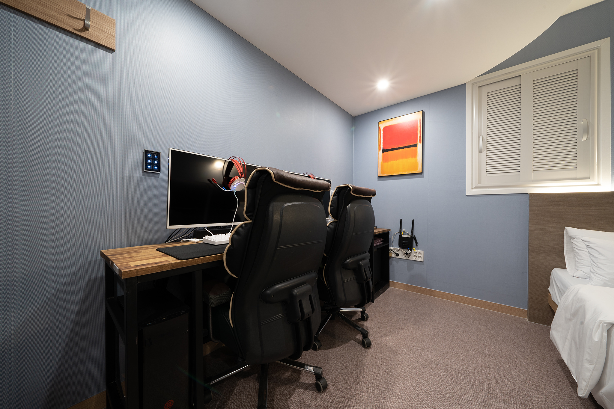 room detail thumbnail 2