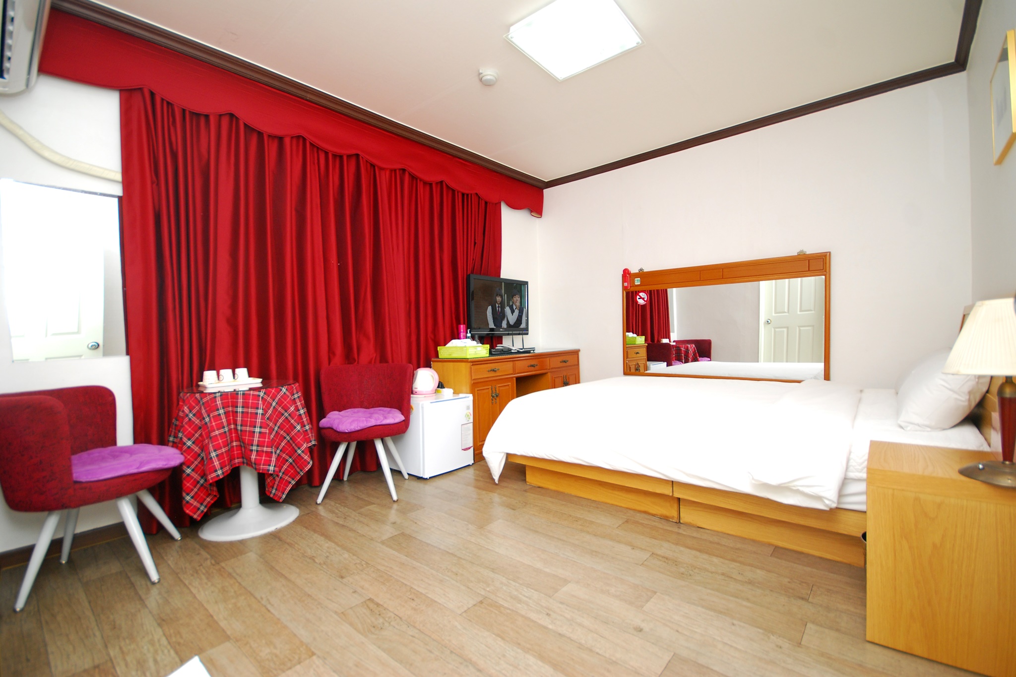 room detail thumbnail 1