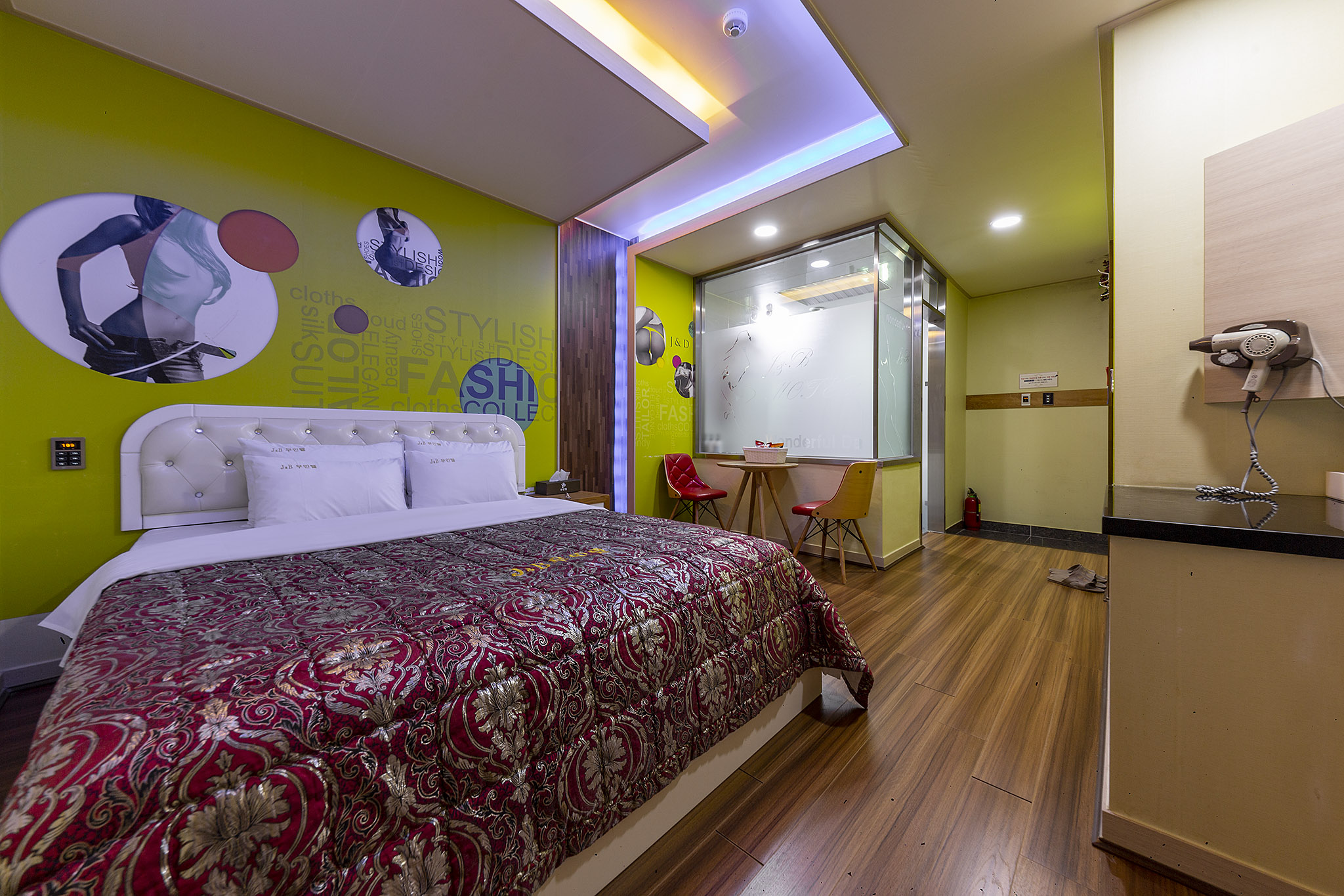 room detail thumbnail 1