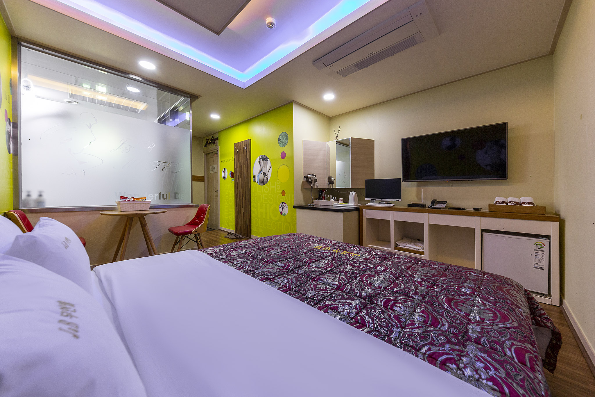 room detail thumbnail 2