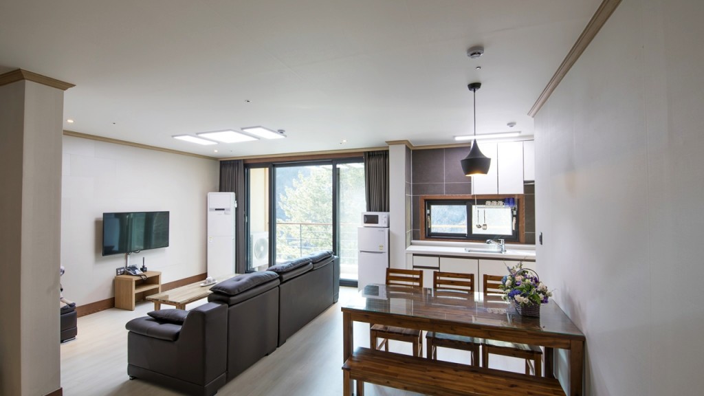  썸머 패키지A★조식+한우세트 석식+사우나+무주투어패스  구월담 B(계곡뷰)