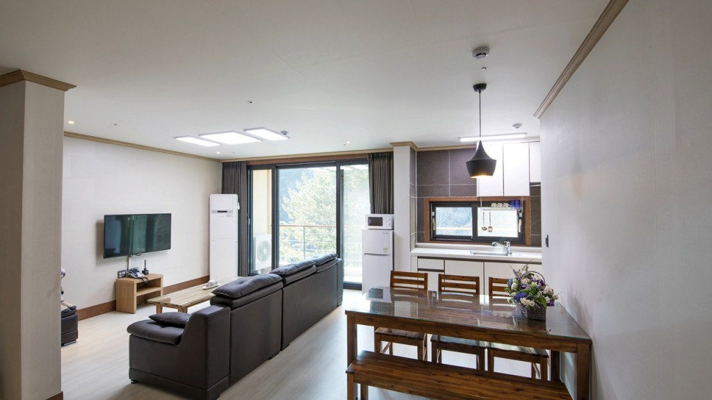  썸머 패키지B★조식+돼지바베큐 석식+사우나+무주투어패스  구월담 B(계곡뷰)