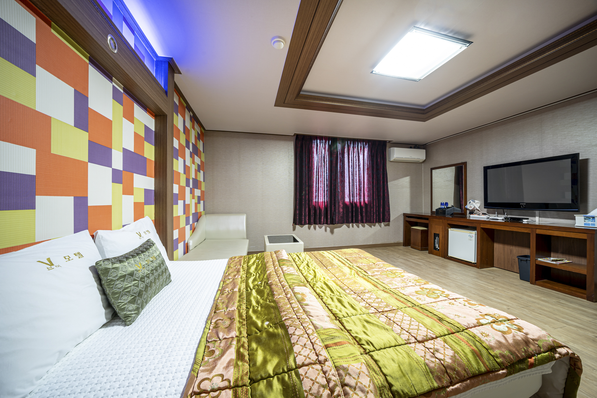 room detail thumbnail 2