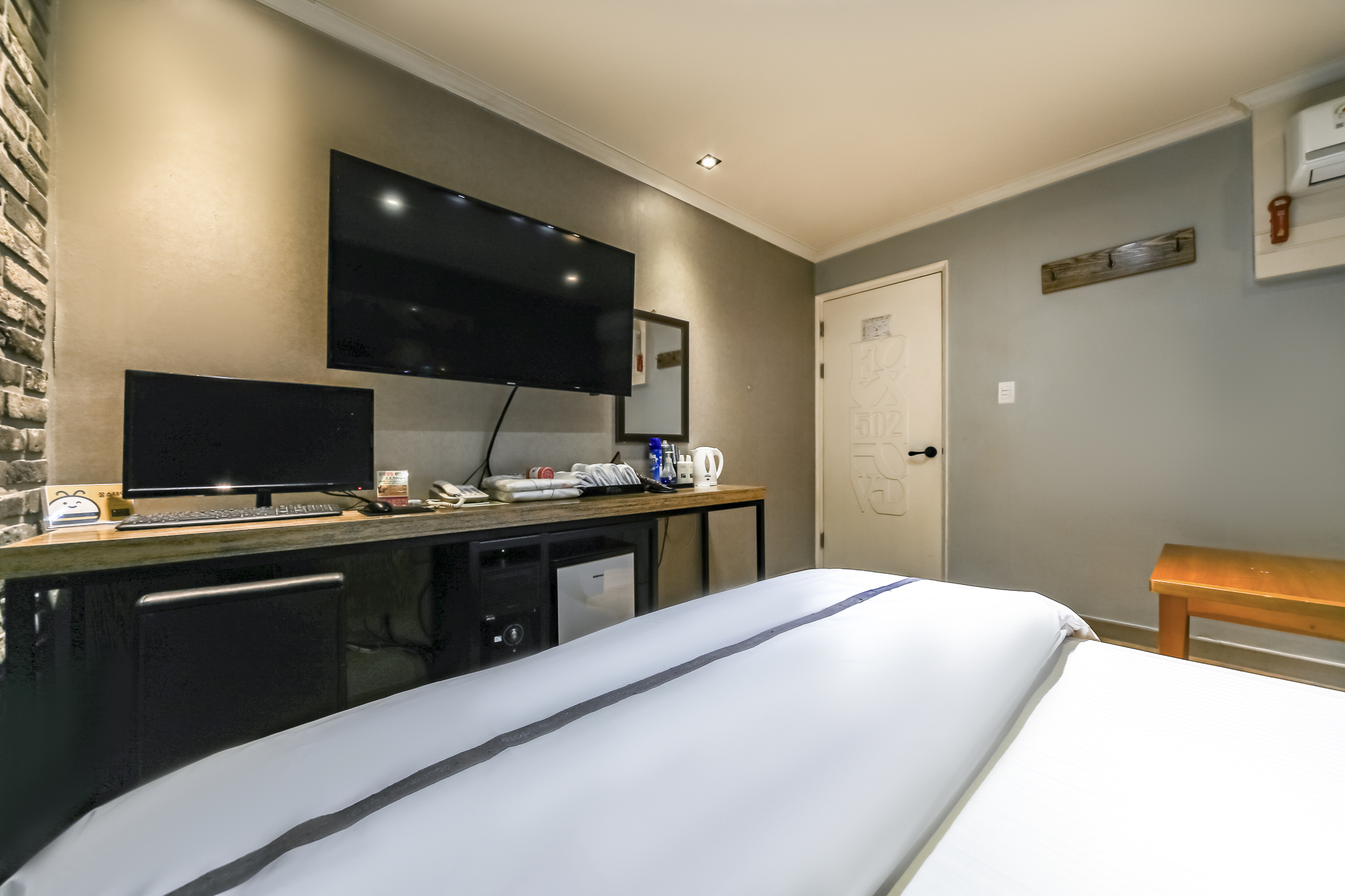 room detail thumbnail 2