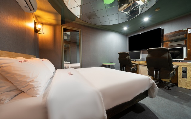 room detail thumbnail 2