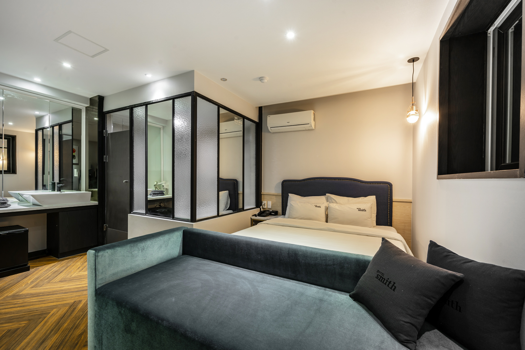room detail thumbnail 1