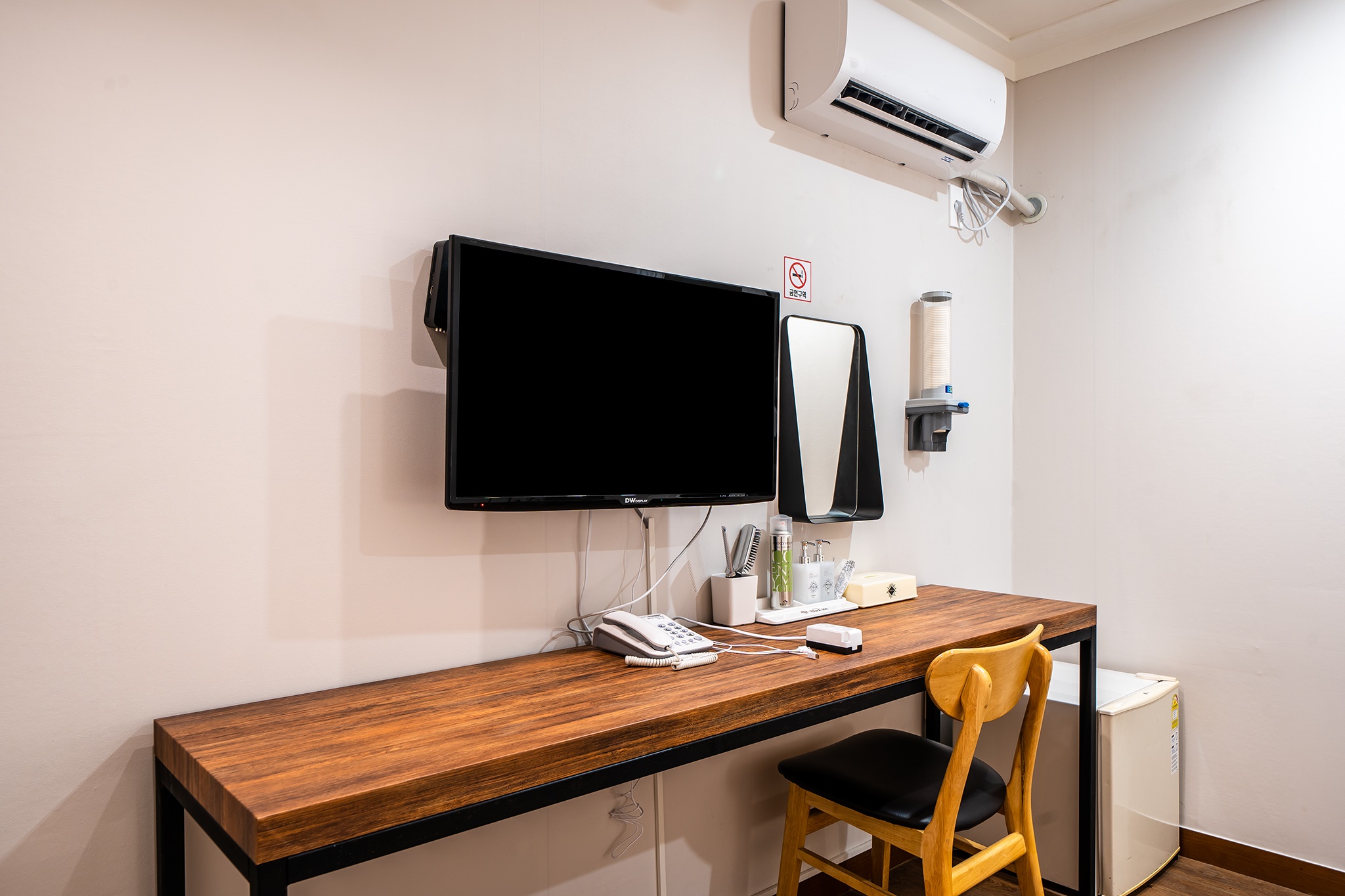 room detail thumbnail 2