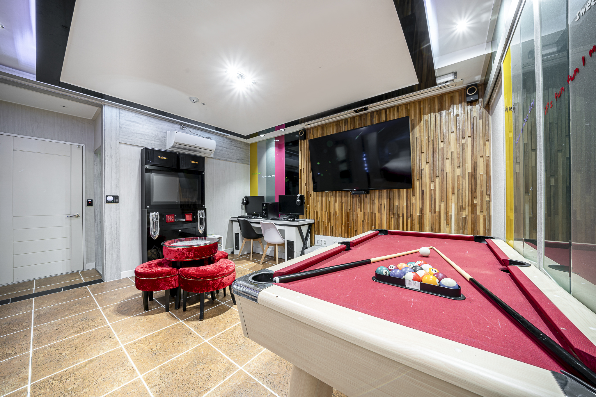 room detail thumbnail 2