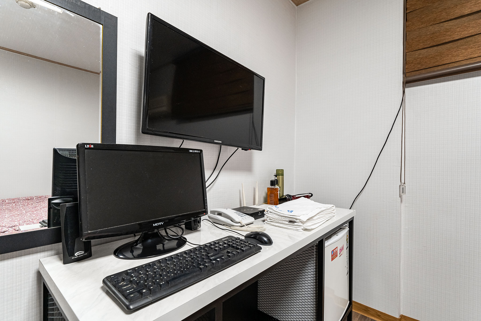 room detail thumbnail 2