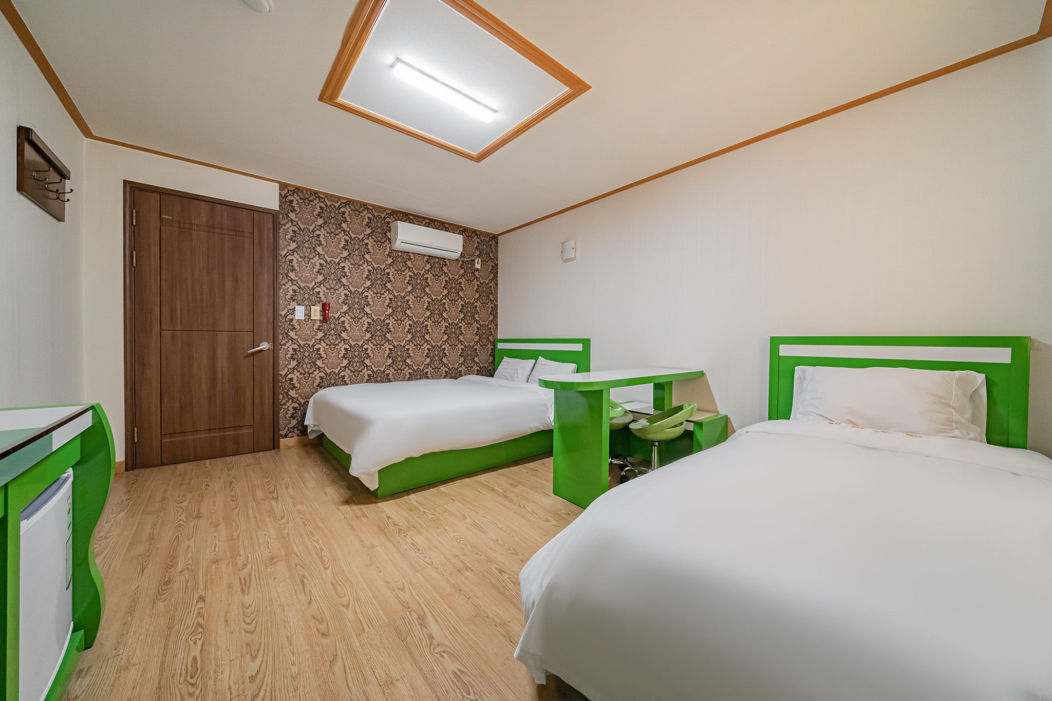 room detail thumbnail 2