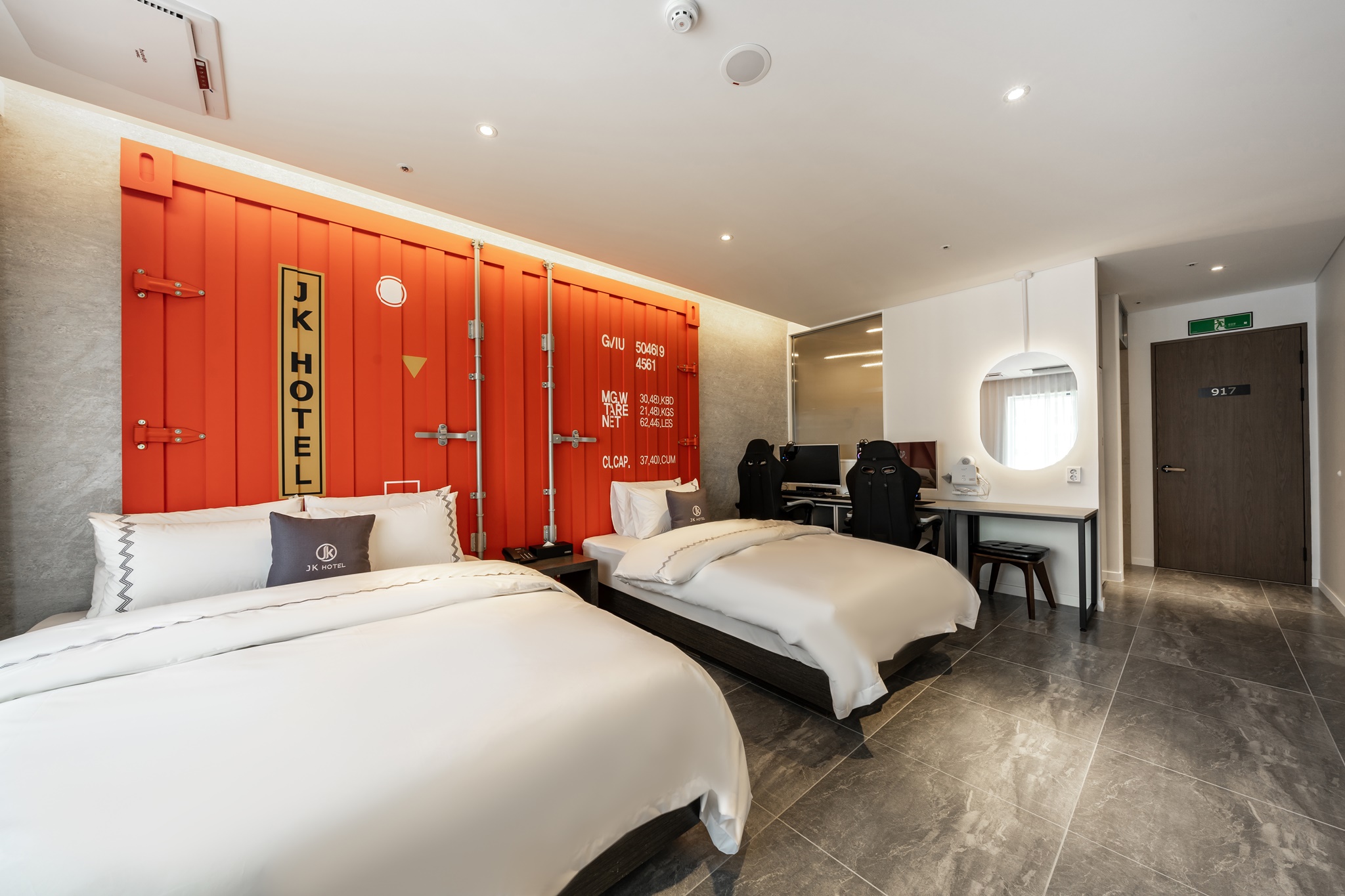 room detail thumbnail 2