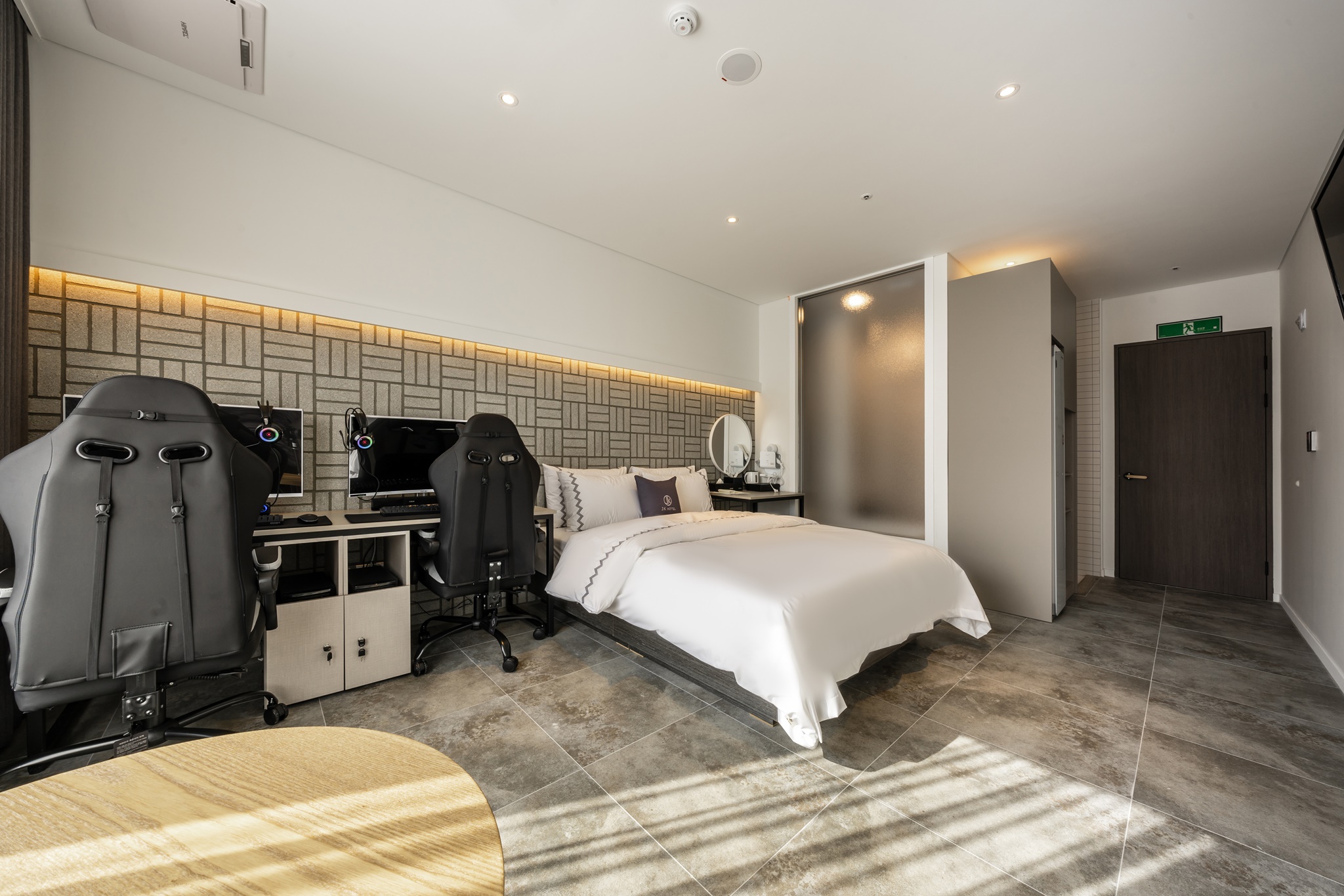 room detail thumbnail 2